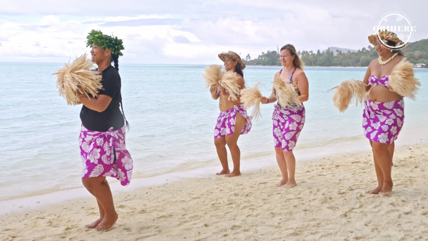 Femme en tenue traditionnelle polynésienne à Tahiti